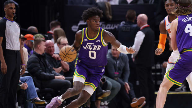Utah Jazz forward Taylor Hendricks (0) dribbles the ball against the New York Knicks during the second quarter at Delta Center. =